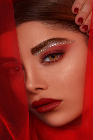 Glamour Unveiled: A Bold Makeup Statement
