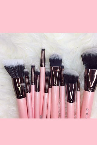 Pretty in Pink: The Ultimate Makeup Brush Set 🎨💖