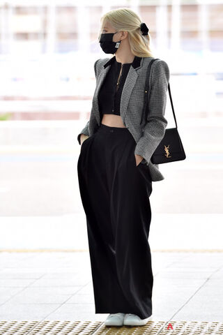 Chic Elegance: Rosé's Stylish Departure ✨