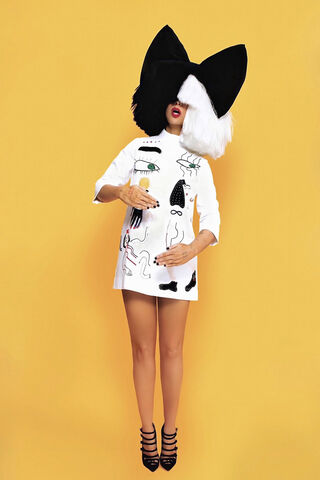 Sia's Bold Expression: Art Meets Fashion 🎤✨