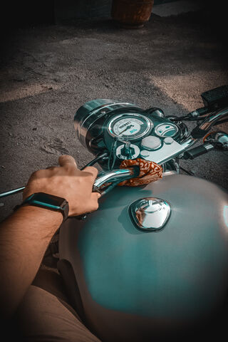 Cruising in Style: The Royal Enfield Bullet Experience 🏍️✨