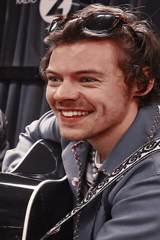 Strumming Smiles: The Charismatic Harry Styles 🎸😊