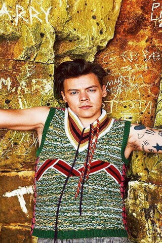 Vibrant Vibes: Harry Styles in Colorful Knitwear 🌈✨