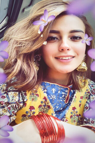 Radiant Charm: Iqra Aziz's Vibrant Style 🌸✨