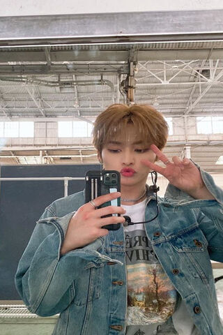 LeeKnow's Playful Reflection 📸✨