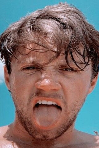 Niall Horan: Summer Vibes and Fun Faces! 🌞😜