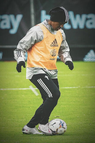 Renato Tapia: Mastering the Field ⚽️🔥