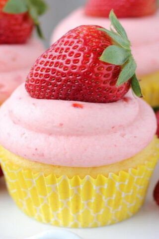 Sweet Strawberry Bliss 🍓🧁