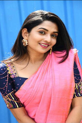 Sonal Monteiro: A Radiant Elegance in Traditional Attire 🌸✨