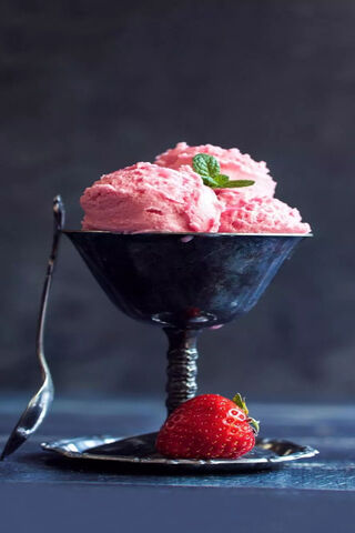 Sweet Summer Delight: Strawberry Ice Cream 🍓🍦