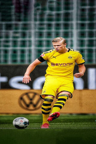 Haaland in Action: The Rising Star of Football ⚽✨