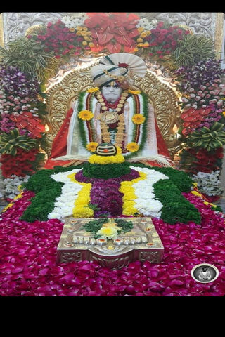 Divine Presence: Shankar Maharaj in Floral Splendor 🌸✨