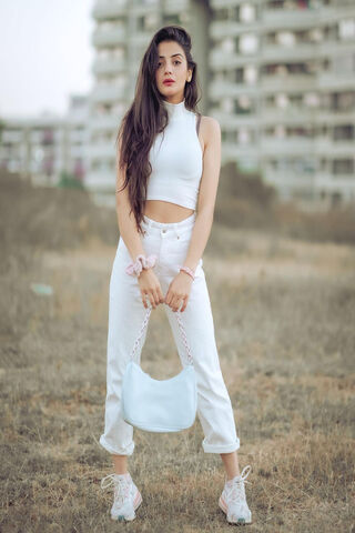 Aryanshii: A Fashionable Stroll in Serenity 🌼✨