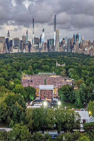 Vibrant Gatherings in Central Park: A City Oasis 🌳🎶