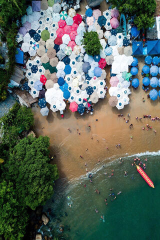 Dron Caleta: A Colorful Coastal Retreat 🌊☂️