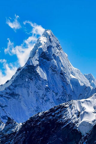 Majestic Everest: The Roof of the World 🏔️✨