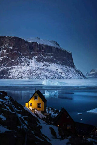Serenity in the Arctic: A Glimpse of Greenland's Beauty 🌌🏔️