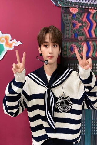 LeeKnow: The Charismatic Performer 🌟