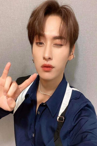 LeeKnow: The Charismatic Performer 🌟