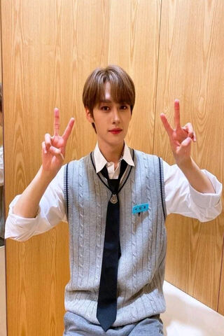 LeeKnow: The Charismatic Performer 🌟