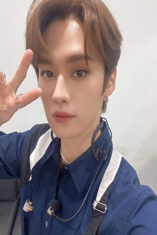 LeeKnow: The Charismatic Performer 🌟