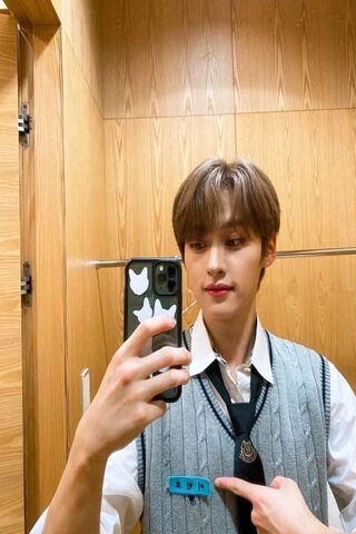 LeeKnow's Stylish Selfie Moment! 📸✨