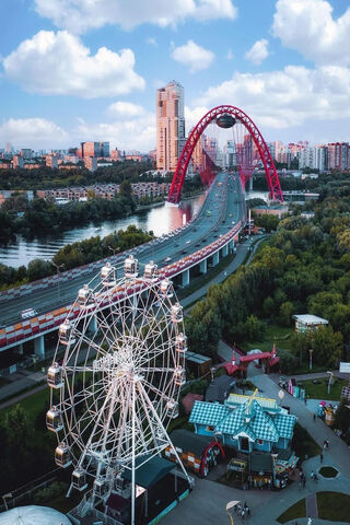 Moscow's Vibrant Skyline: A Blend of Nature and Urban Life 🌆🎡