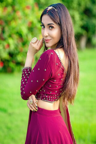 Elegance in Maroon: Parvati Nair's Graceful Charm 🌺✨