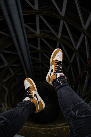 Step into Adventure! 🏙️👟