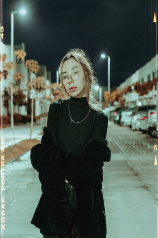 Samantha Barron: Urban Elegance Under the Night Sky 🌌✨