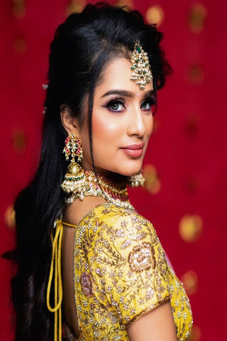 Radiant Elegance: The Charm of Siri Raju ✨