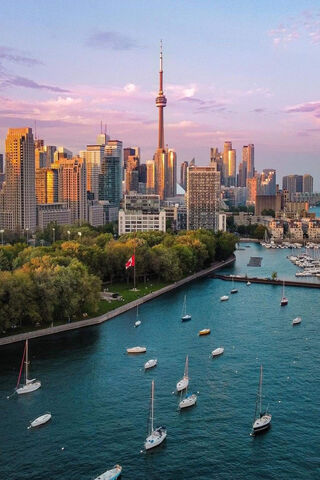 Toronto's Skyline: A Sunset Spectacle 🌇