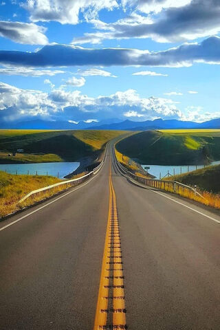 Endless Horizons: The Beauty of Alberta's Open Roads 🌄