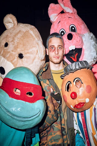 Wos: A Whimsical Encounter with the Unusual 🎭🐻