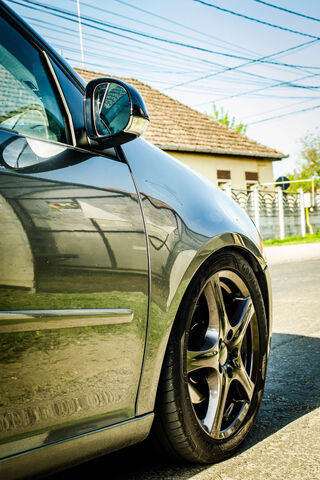 Sleek Ride: The Golf 5 in Action 🚗✨