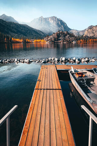 Serenity at the Port: A Gateway to Nature 🌊🏞️