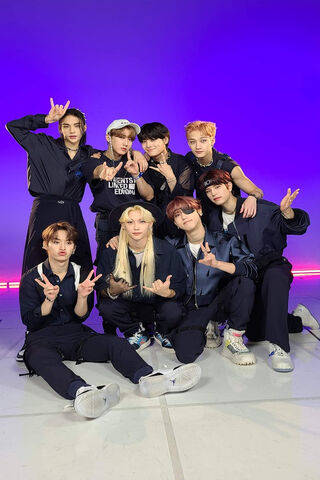 Stray Kids: The Dynamic Dance Crew! 🎶✨