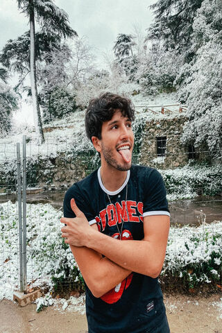Chillin' in the Snow: Sebastian Yatra's Winter Vibes ❄️