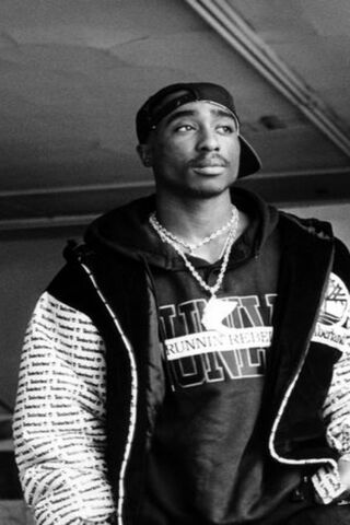 Legacy of a Legend: 2Pac in Focus 🎤✨