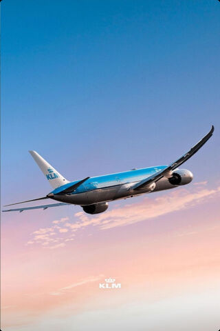 Soaring High: The KLM Dreamliner in Action ✈️🌅