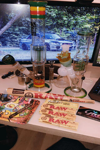 Biggibon 420: A Stoner's Paradise 🌿💨