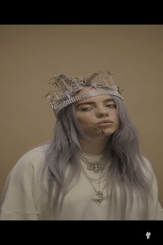 Crowned in Confidence: Billie Eilish's Unique Style 👑✨