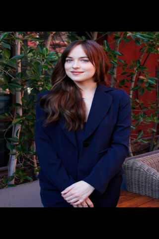 Chic Elegance: Dakota Johnson's Stylish Moment