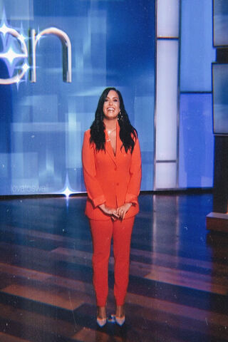 Demi's Dazzling Moment on Stage! 🌟