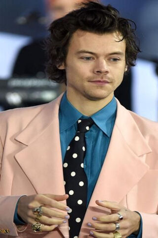 Harry Styles: A Fashion Icon in Pink 🌟