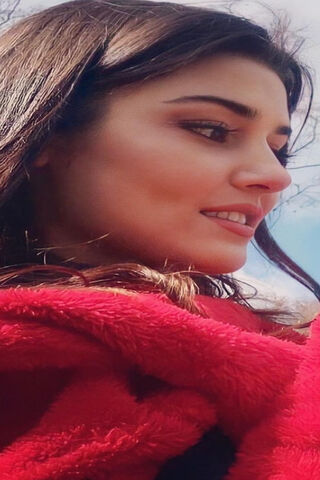 Radiant Moments: Hande Ercel in Nature 🌟