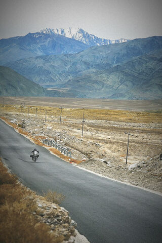 Journey Through the Himalayan Majesty 🌄🚴 