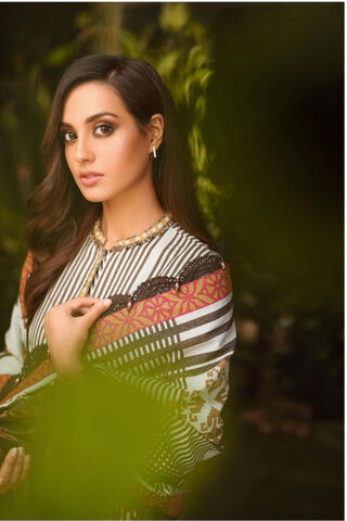 Elegance in Nature: Iqra Aziz's Captivating Charm 🌿✨