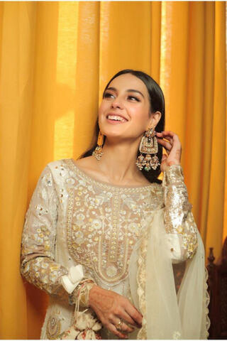 Elegance in Tradition: Iqra Aziz Shines Bright