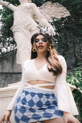 Kenia Os: A Modern Muse in Nature 🌿✨